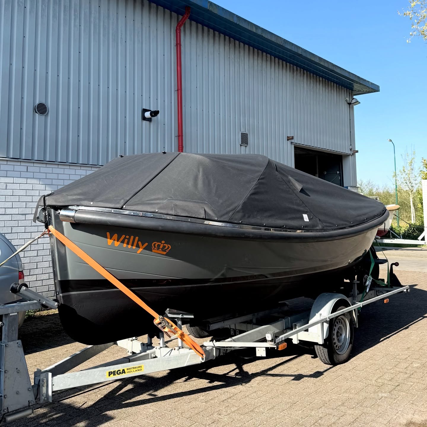 Sloep Willy met grijze buiskap op maat uit het atelier in Loosdrecht