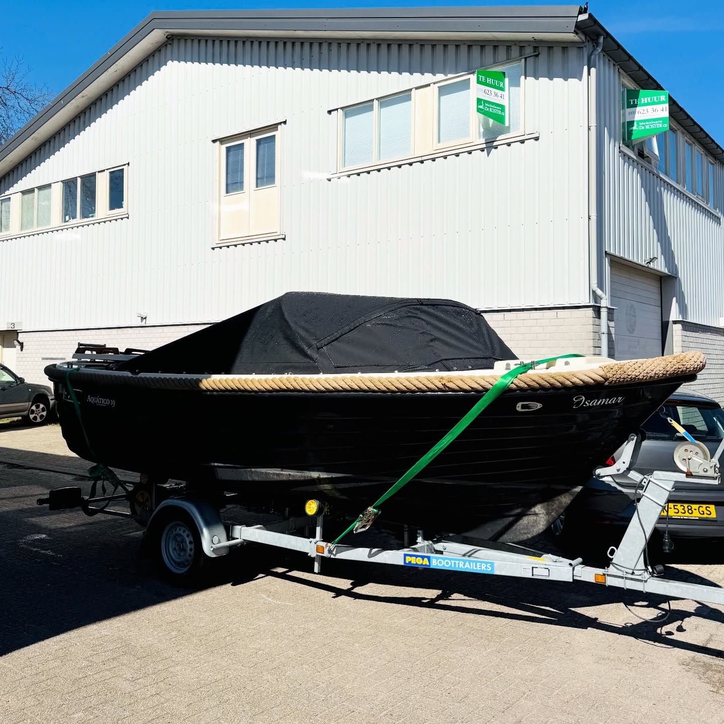 Zwarte sloep met buiskap op maat, gemaakt in Loosdrecht