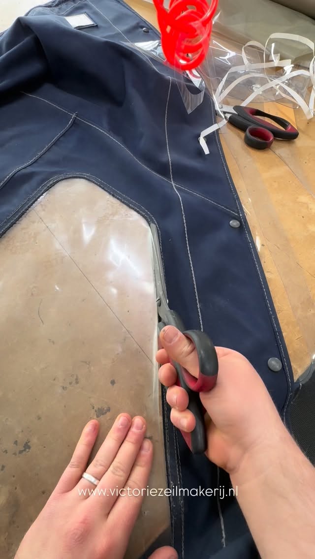 Doekreparatie op de werkbank in het atelier in Loosdrecht