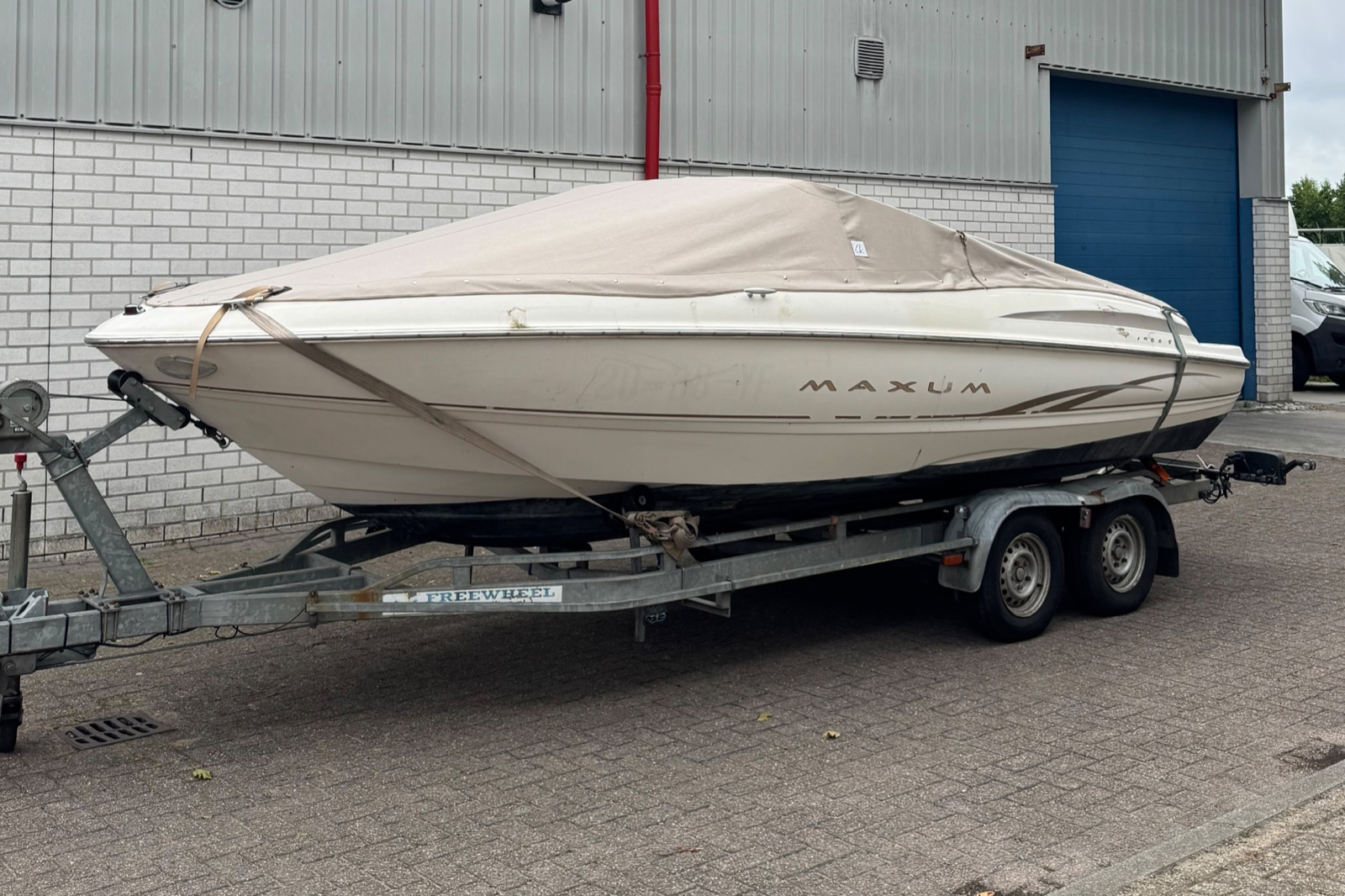 Maxum 1900 SR bowrider met afdekzeil op maat in de kleur Toast, op de trailer voor het atelier van Victorie Zeilmakerij in Loosdrecht