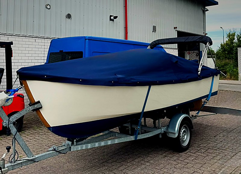 Klassieke houten boot met donkerblauw afdekzeil op maat in Sauleda Admiral